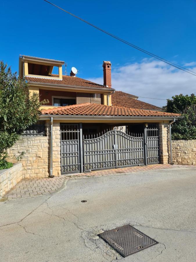 Holiday Pool House Pula Exterior photo
